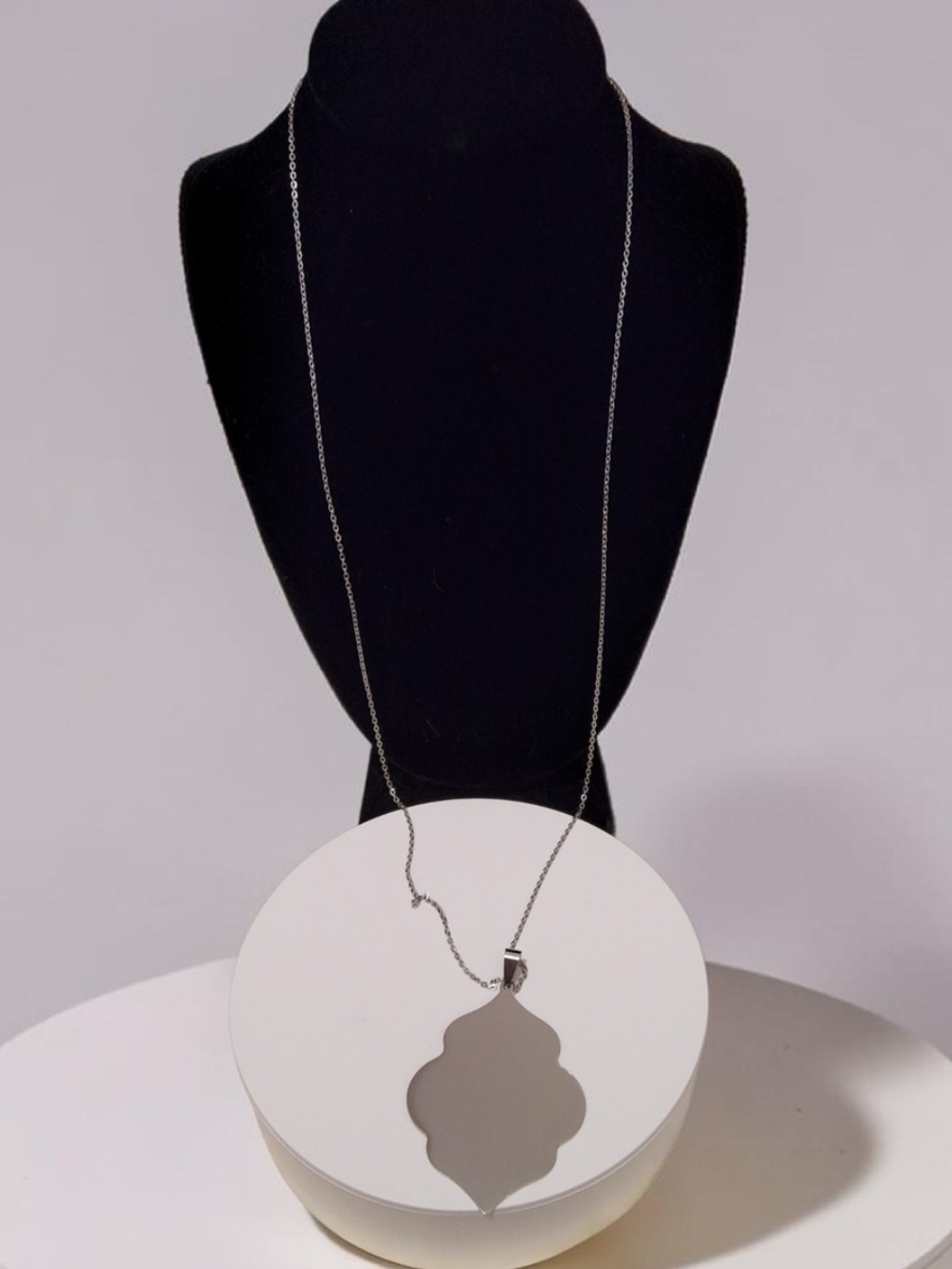 Plunder Jewerly - Silvertone long chain necklace w:large quatrefoil pendant NEW